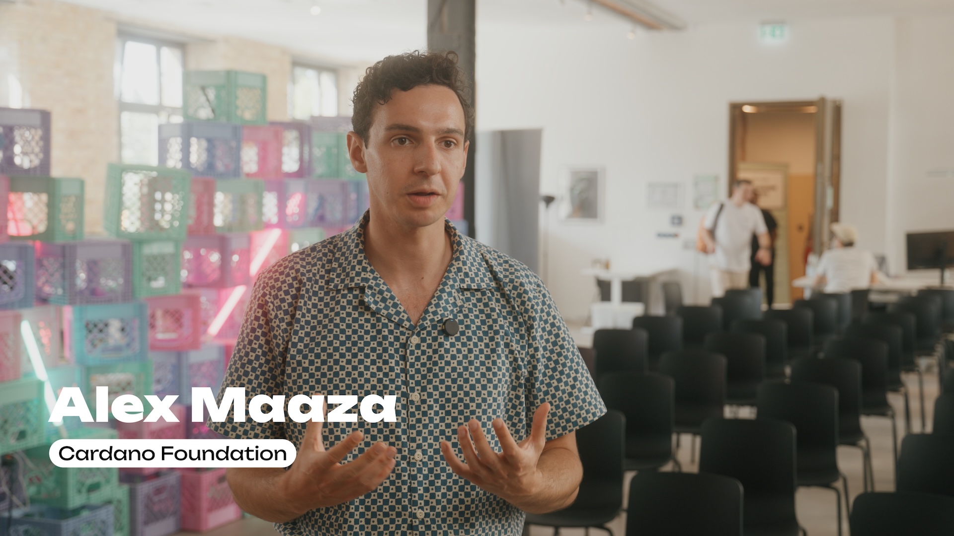 Ein Filmstill aus dem w3.hub Brand Film zeigt ein Interview mit Alex Maaza von der Cardano Foundation, vor Ort gefilmt von Visionary Berlin.